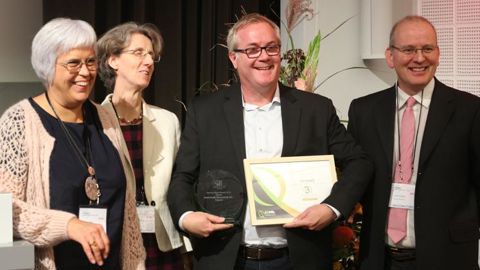 Sylvia Plak, présidente d’IBMA, Jennifer Lewis, directrice d’IBMA, Philip Kessler, d’Andermatt Biocontrol, et Luke Hutson, de New Ag International, lors de la remise du Bernard Blum Award 2019. © A.-M. Laville